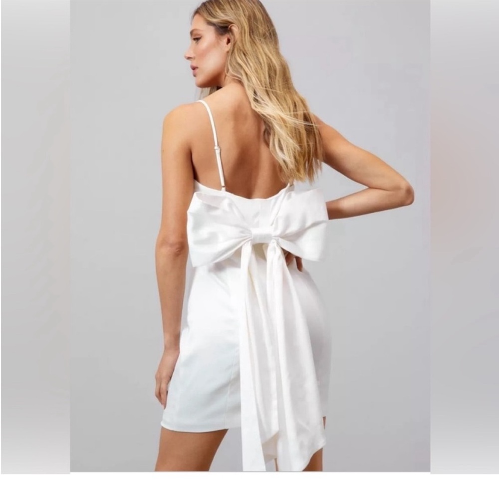 Elegant White Dress with Bow Detail